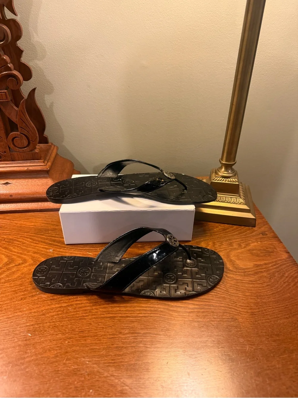Tory Burch Thora Black Patent Leather Silver Logo Thong Sandals Size 11